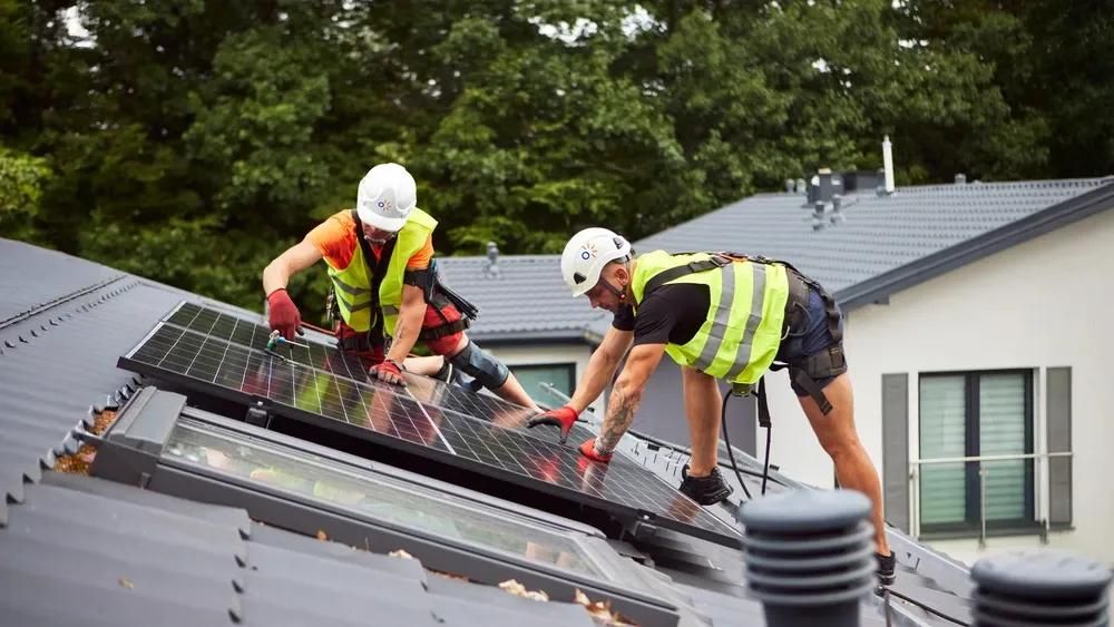mann installiert solarmodule