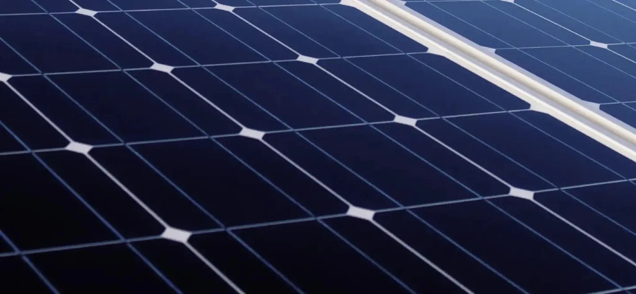 Eine Nahaufnahme eines PV-Moduls mit einzelnen Solarzellen