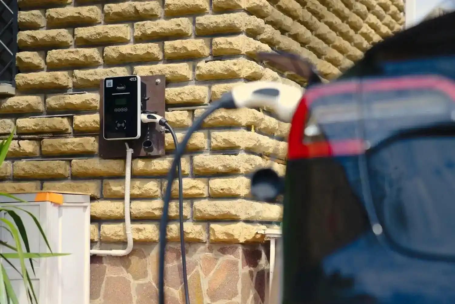 E-Auto an Wallbox angeschlossen und mit Solarenergie aufgeladen