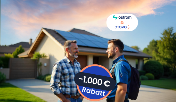 Photovoltaikanlage auf Dach mit Ostrom und Otovo Logos und 1000€ Rabatt