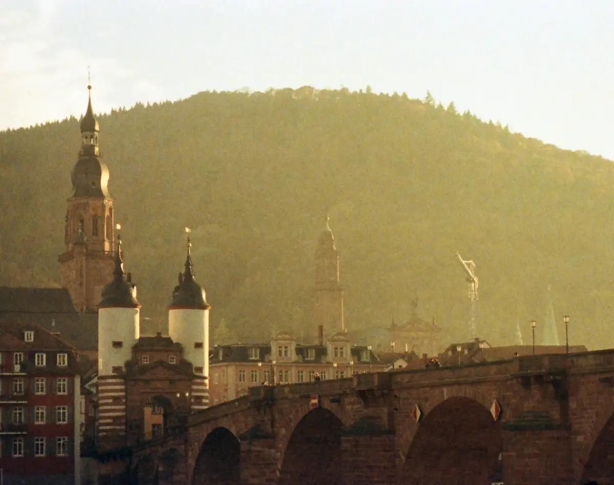 Eine Stadt in Baden-Württemberg mit einem Hügel im Hintergrund in der Sonne.