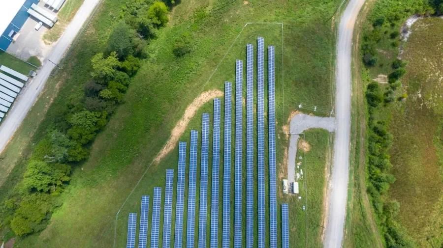 Industrielle Solaranlage von oben.