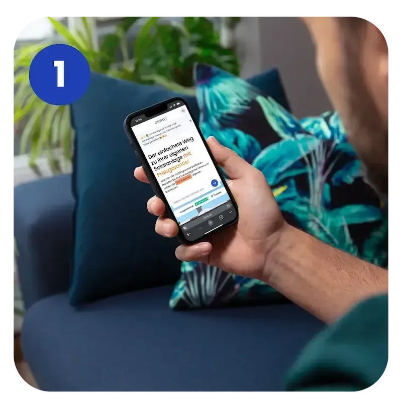 Ein Mann hält ein Smartphone in der Hand, auf dem Bildschirm ist die Webseite von Otovo zu sehen.
